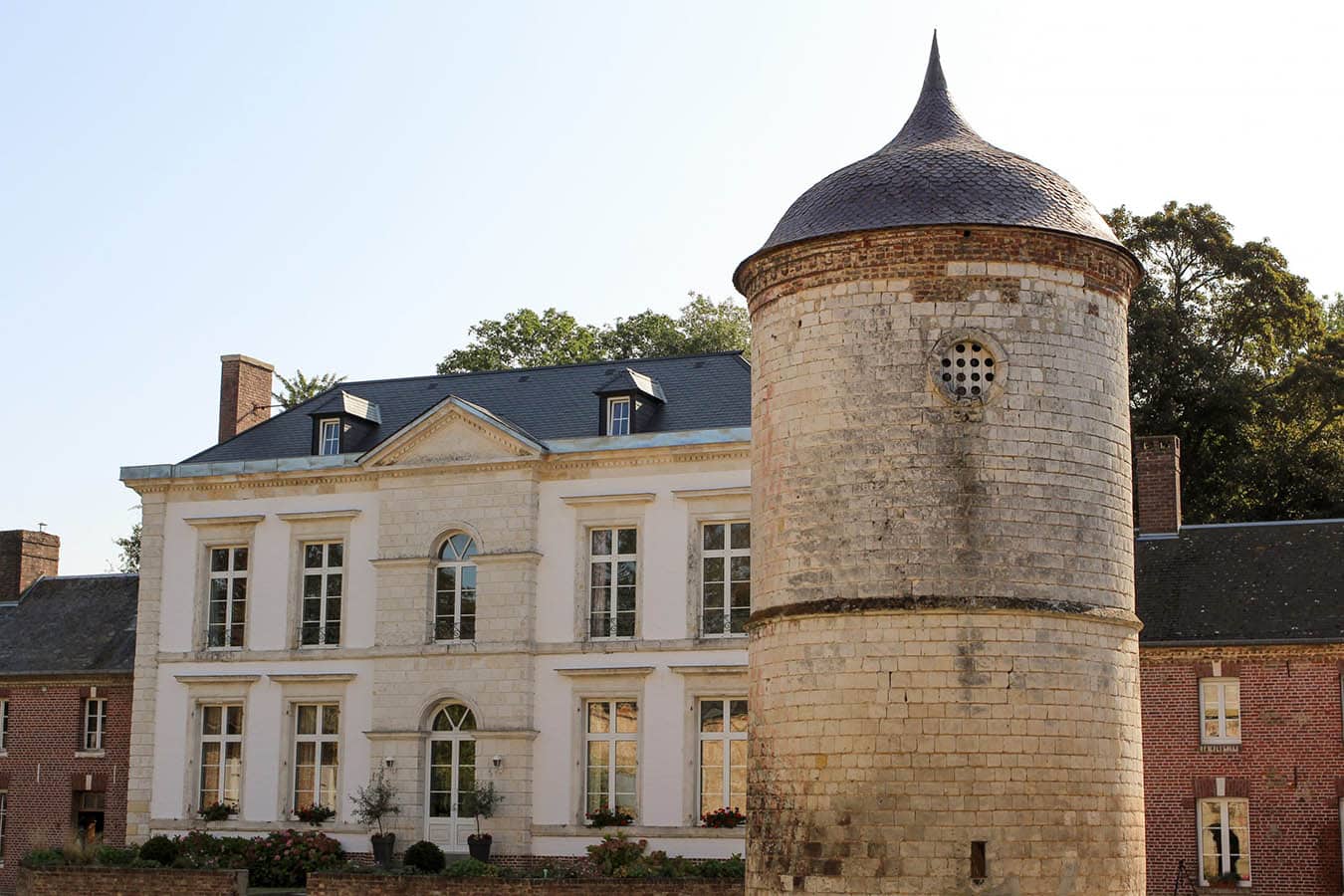 Façade en pierre et tour ronde de la Ferme de Montplaisir à Outrebois